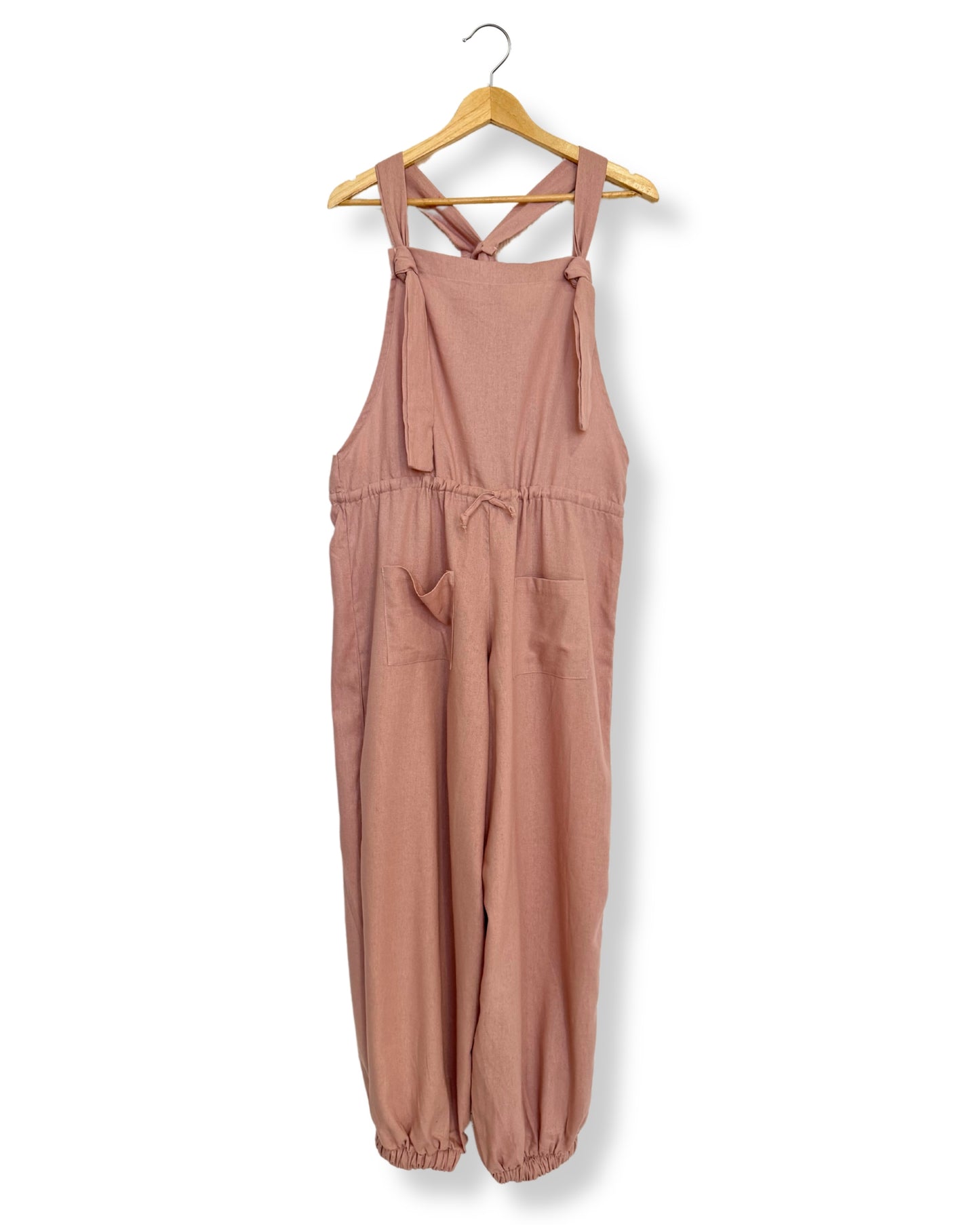 Jumper Liana versatil con tirantes ajustables y cordon ajustable en cintura, para adaptarse a varias tallas.