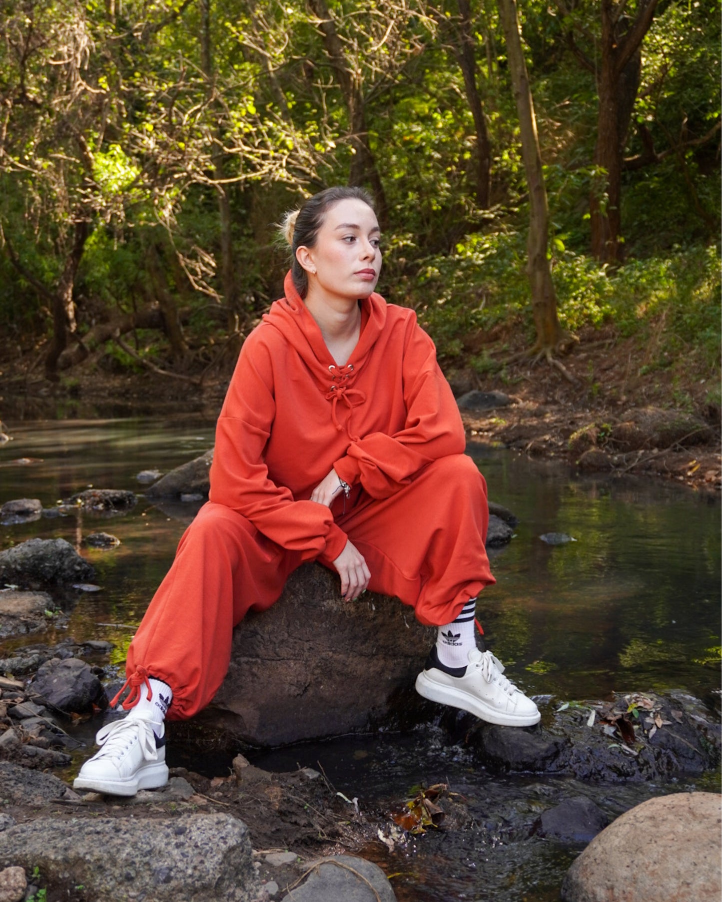 Colección creada con la finalidad de ofrecer prendas que combinen comodidad y estilo en cualquier sendero.