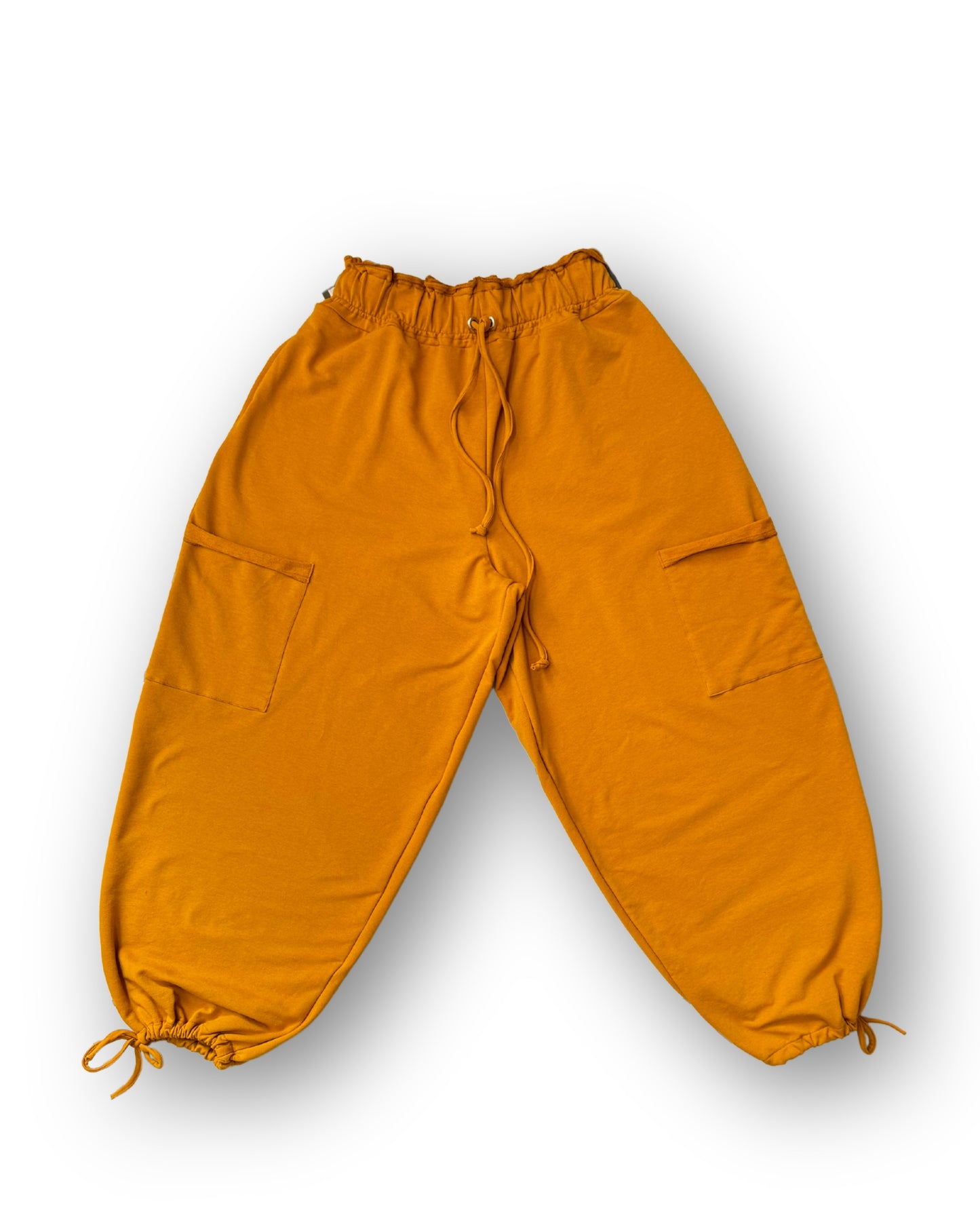 Pants Tule de un diseño amplio y versátil que permite el ajuste de cadera y tobillos a cada talla, gracias a sus cordones. 