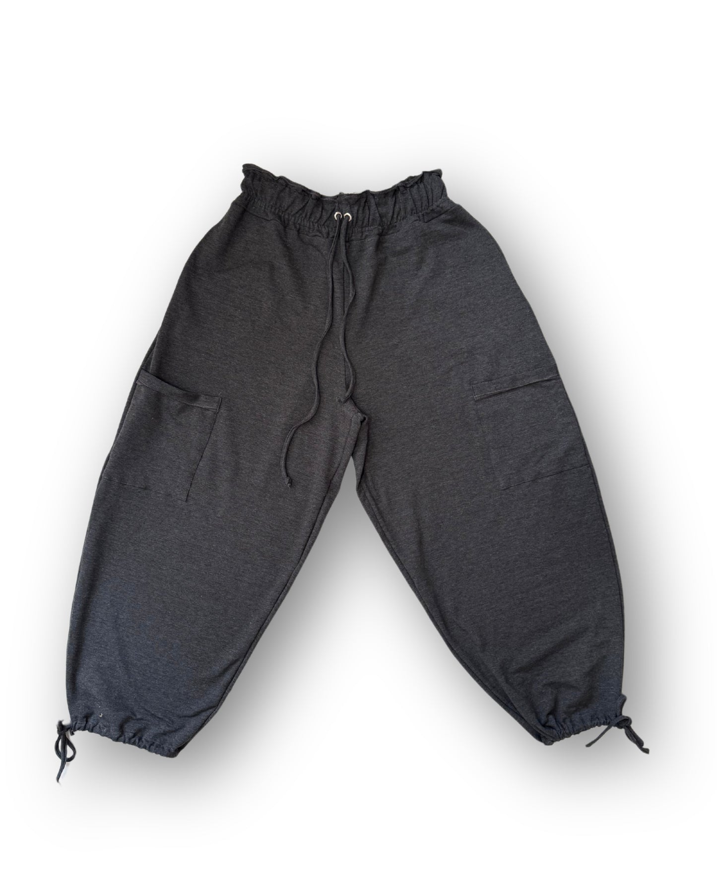 Pants Tule de un diseño amplio y versátil que permite el ajuste de cadera y tobillos a cada talla, gracias a sus cordones. 