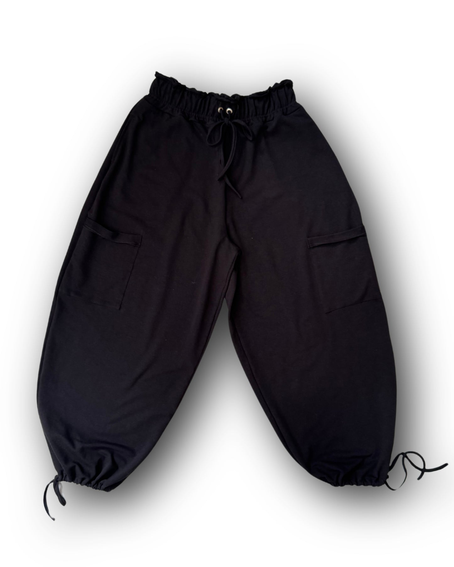 Pants Tule de un diseño amplio y versátil que permite el ajuste de cadera y tobillos a cada talla, gracias a sus cordones. 