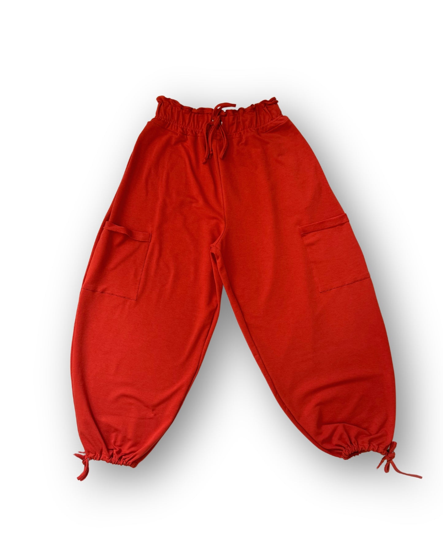 Pants Tule de un diseño amplio y versátil que permite el ajuste de cadera y tobillos a cada talla, gracias a sus cordones. 