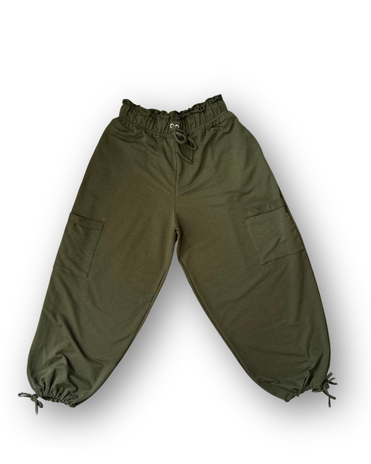Pants Tule de un diseño amplio y versátil que permite el ajuste de cadera y tobillos a cada talla, gracias a sus cordones. 