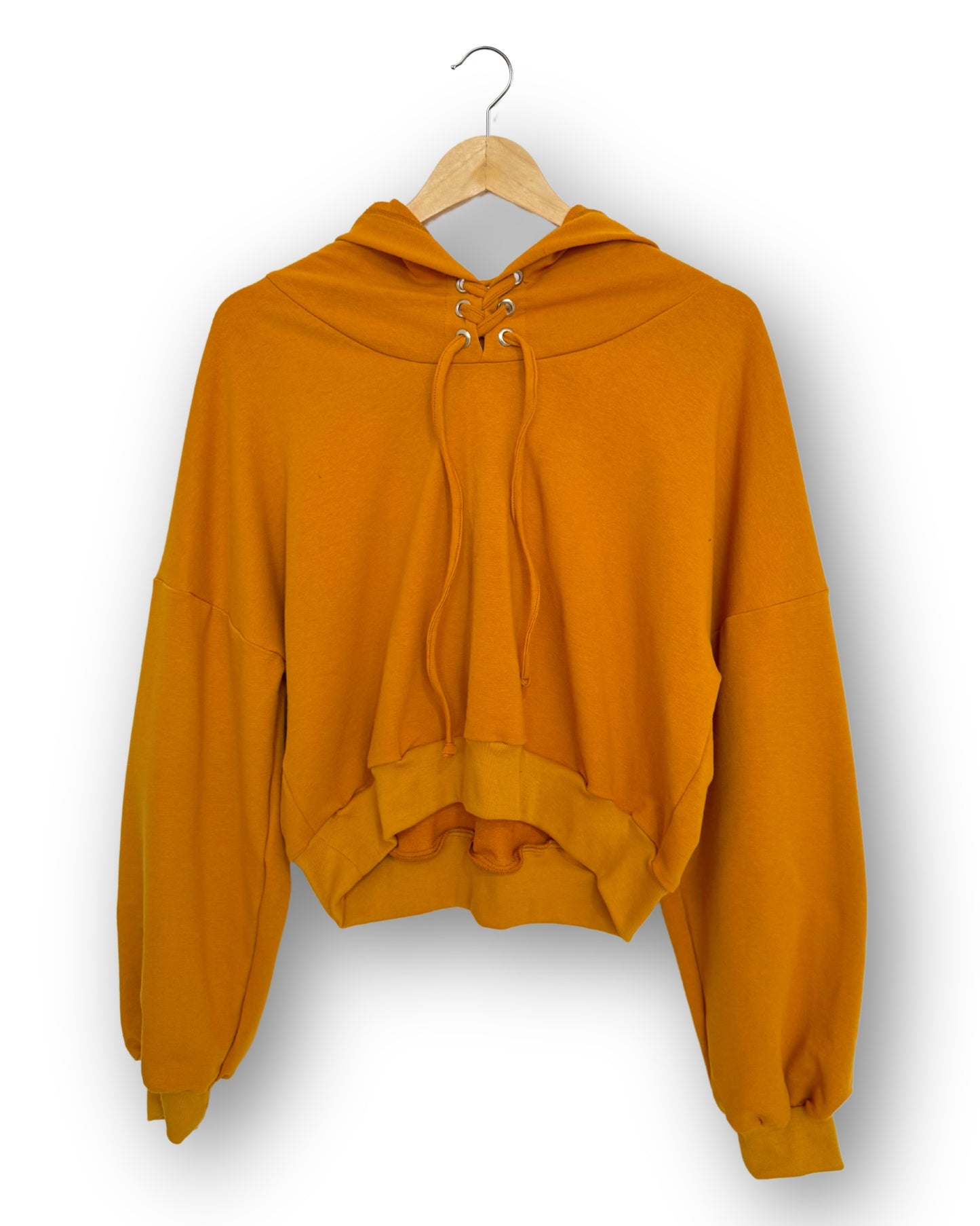 Sudadera Crop por su corte crop la hace una opción ligera y por su diseño oversize la convierte en una prenda adaptable a varias tallas.