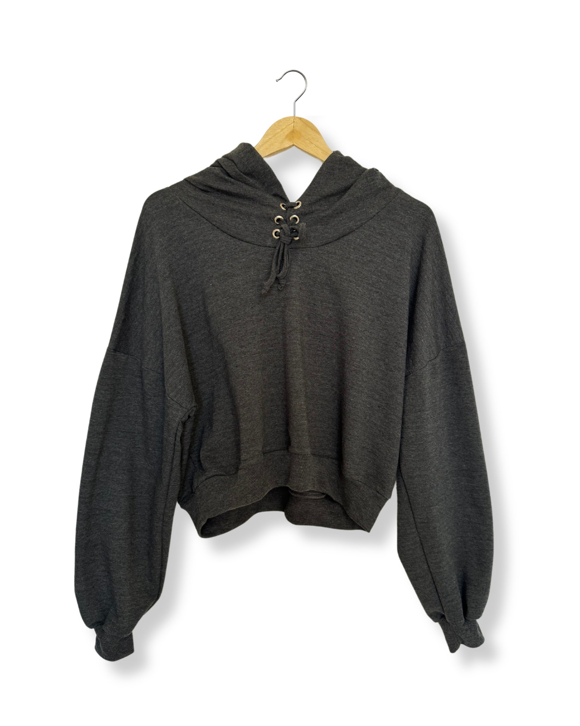 Sudadera Crop por su corte crop la hace una opción ligera y por su diseño oversize la convierte en una prenda adaptable a varias tallas.