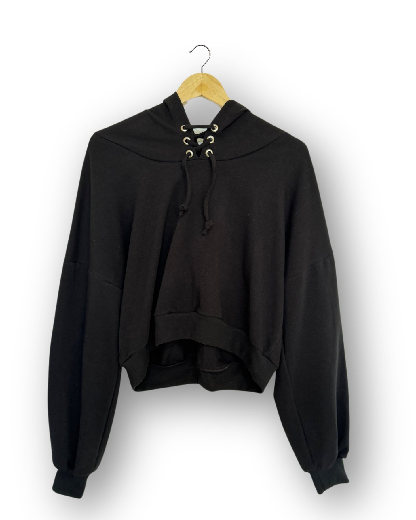 Sudadera Crop por su corte crop la hace una opción ligera y por su diseño oversize la convierte en una prenda adaptable a varias tallas.