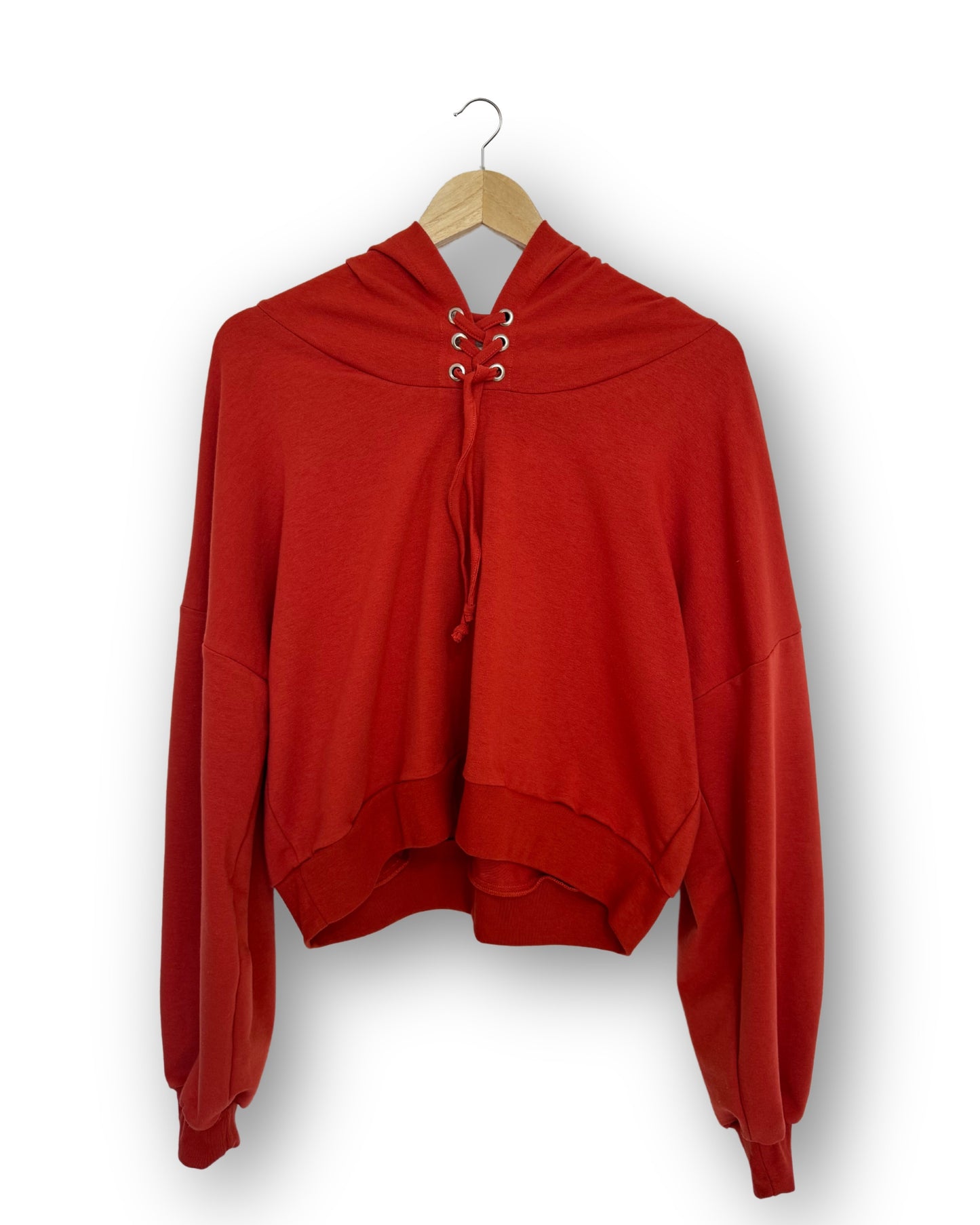 Sudadera Crop por su corte crop la hace una opción ligera y por su diseño oversize la convierte en una prenda adaptable a varias tallas.