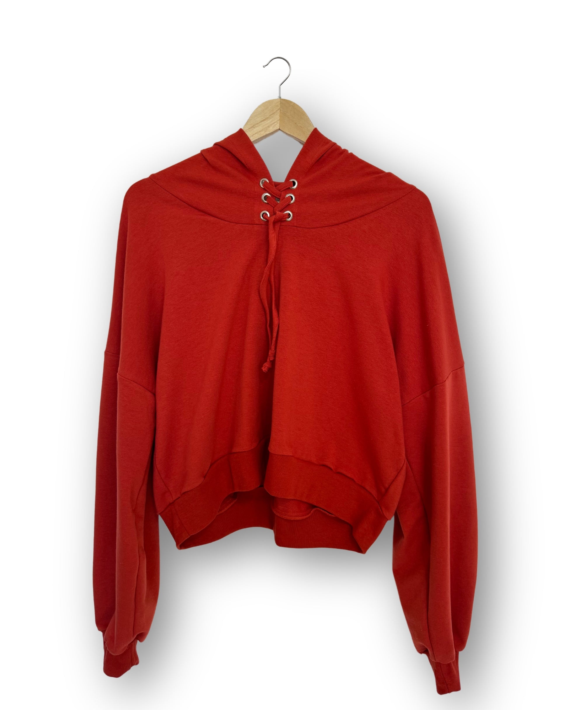 Sudadera Crop por su corte crop la hace una opción ligera y por su diseño oversize la convierte en una prenda adaptable a varias tallas.