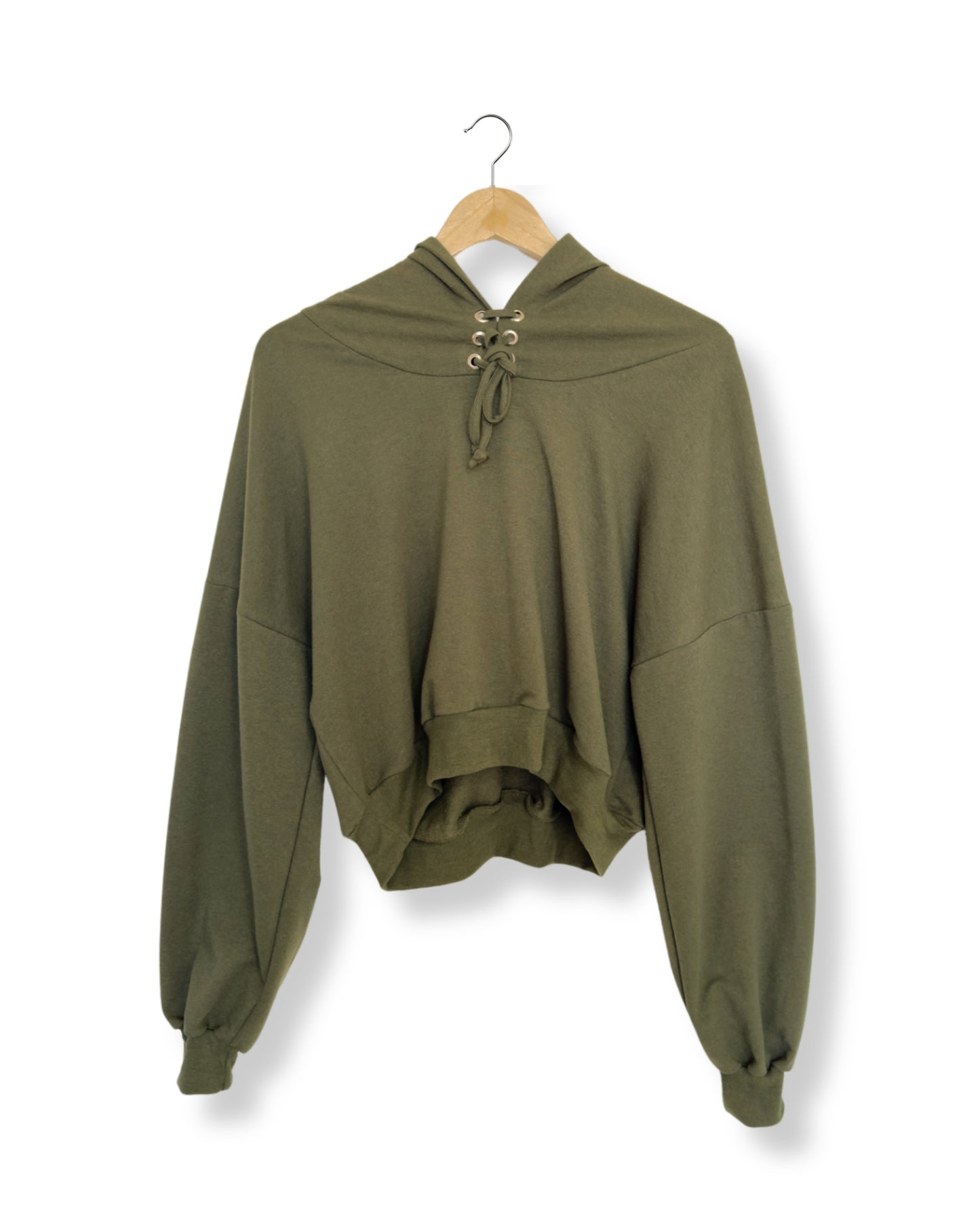 Sudadera Crop por su corte crop la hace una opción ligera y por su diseño oversize la convierte en una prenda adaptable a varias tallas.
